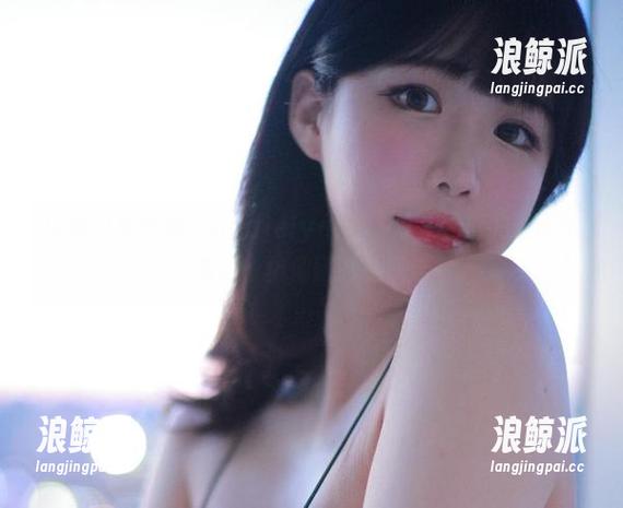 白衣少女全集：Addielyn(에디린)在无形的氛围中游走，仿佛随时要飘走