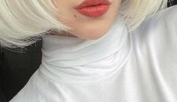 Alina Becker的瑜伽套图,嘿!看那儿,她的手臂好像随时要飞起来。
