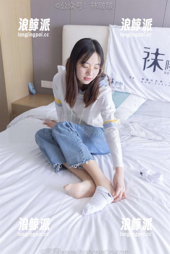 BoBoSocks袜啵啵 - 小奶熊的校服私拍，俘获你西装革履以外的心