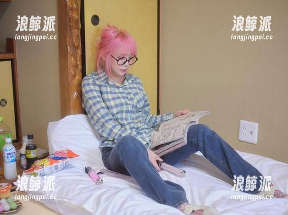 Dami(퀸다미)的皮衣原图，照片里每一个细节都是轻言细语的情趣。