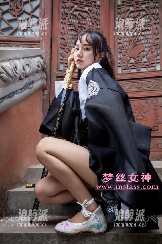MSLASS梦丝女神-雯雯 MSLASS梦丝女神 - 借助学楼的环境,最新图包俘获了我的目光,雯雯真心秀出美腿。