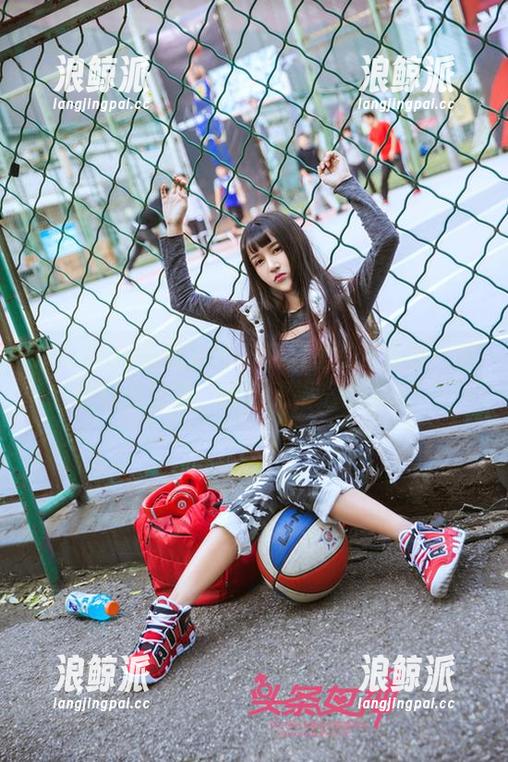 TouTiao头条女神 - 和服里的王佳凝：美图刷过日和，壁纸压根不怕眼花！