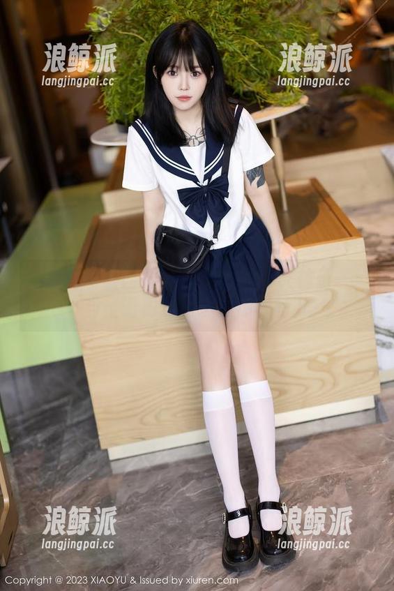 XIAOYU语画界-林乐一 XIAOYU语画界 - 图册中的俏皮林乐一:当圣诞树遇上了迷你模特儿