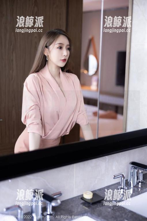 Xiuren秀人网 - Evelyn艾莉的图包让人想起温柔的风：匆匆掠过，却像小猫一样蹭蹭你的心。