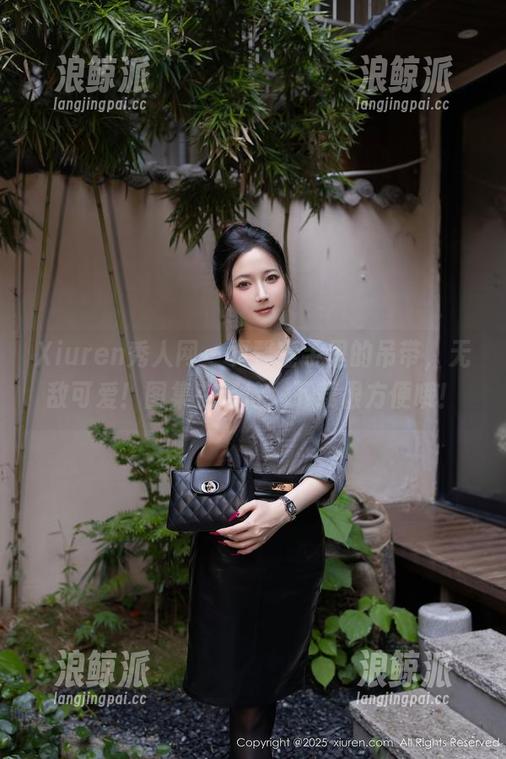 Xiuren秀人网 - 夏馨瑶手里的吊带，无敌可爱！图集在等待，下载很方便哦！