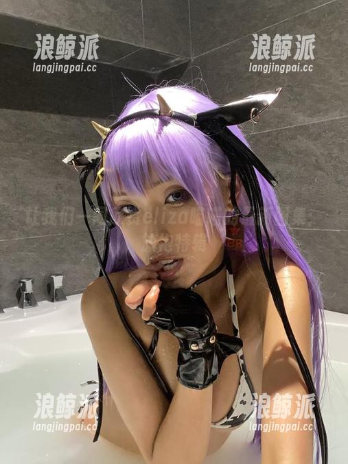 让我们一同欣赏eliza喵喵的最新图集：旗袍特辑