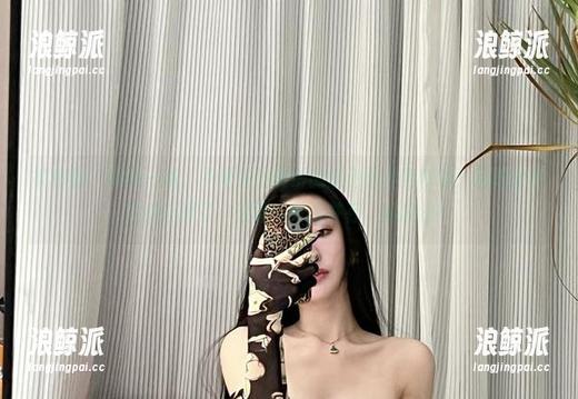 微密圈 - 眼前一亮，不爱笑的赛琳的蓝色蕾丝包臀裙：精选套图完美诠释了‘轻奢与可爱并存’的魔法！