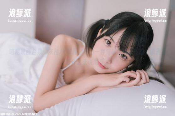 喵糖映画 喵糖映画合集:灰格JK制服,透出一种难以言喻的气息,像是藏着什么未说的话。