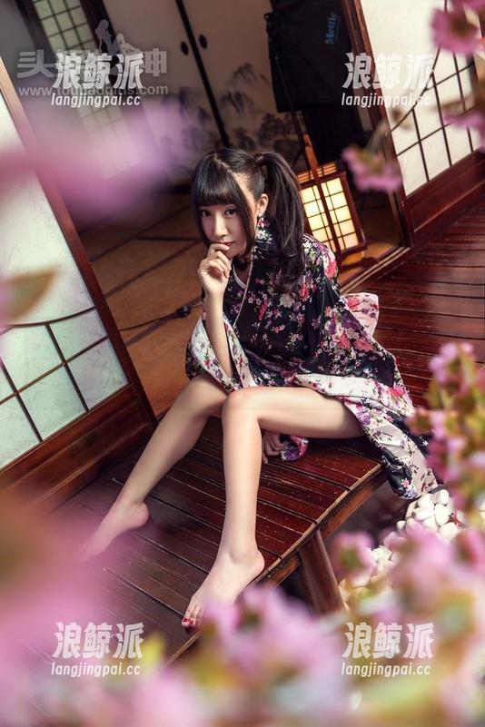 头条女神 - 最新图集：莫晓希的油亮，目光不由自主就被吸引过去了哦