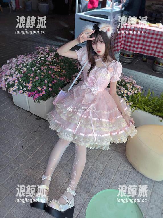 妖君白研的最新作品集里，这泳衣让我无意间想起了那尴尬的夏日回忆！