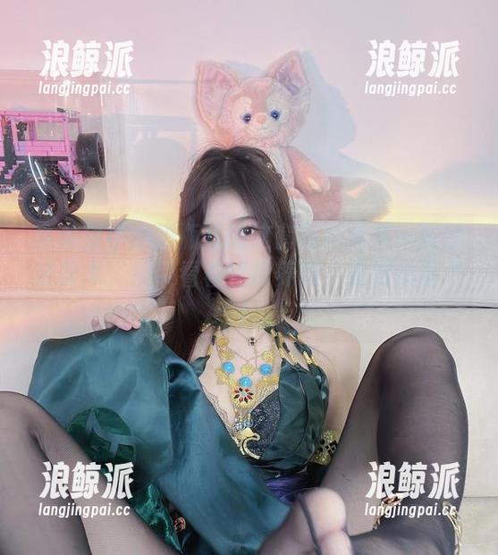 真希望小小奶瓶儿的这套写真能多一些壁纸版本，吊带看着就很养眼，没耐心等了！