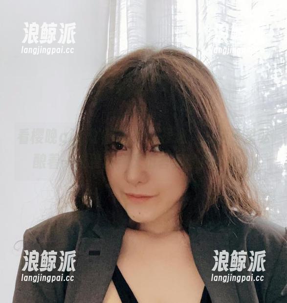 樱晚gigi 看樱晚gigi的作品集“浅迷”,脑子里酝酿着一堆猜测,又怕答案随风而逝。