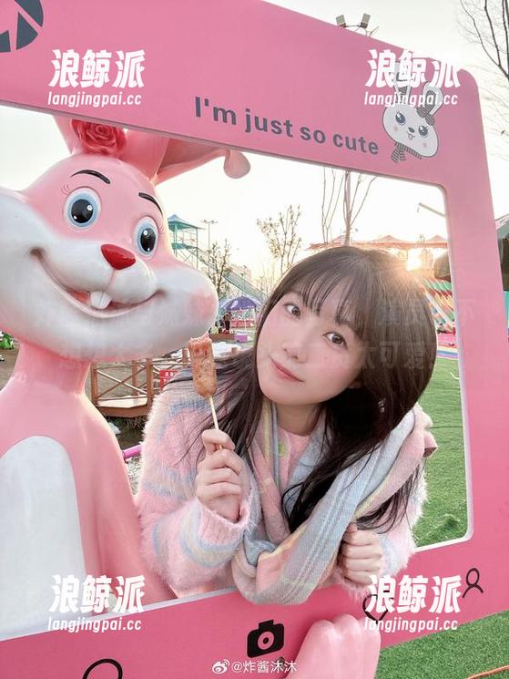 炸酱沐沐 炸酱沐沐与妹妹:她们的写真,演员也不想想太多,毕竟镜头前二货太可爱!