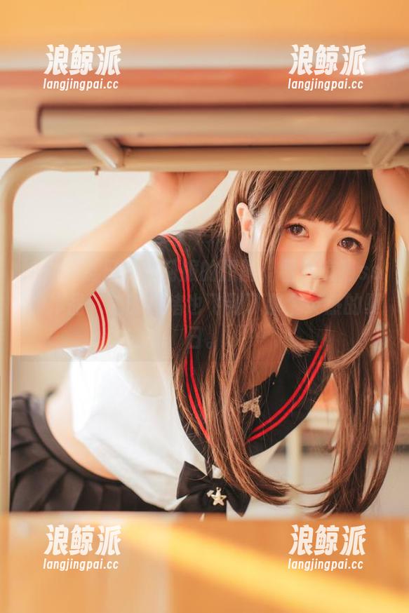 疯猫ss 2022夏日限定制服的原图,看到疯猫ss的作品,我的思绪也飞到了那个炎热的夏日。
