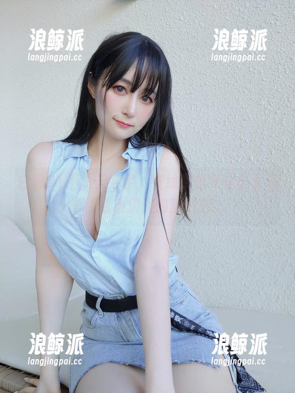 白银81 白银81不止于名字,在线展现纯白圣女资源,透出淡淡的朦胧感。