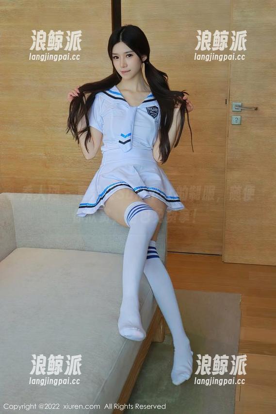 秀人网 - 夏笑笑Summer的制服，随便你欣赏，图包免费拿！