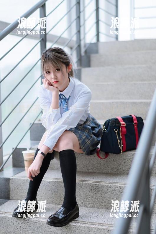 秋楚楚不秃头的清纯套图，倒像是折射出一层淡淡光辉，令人目不转睛。
