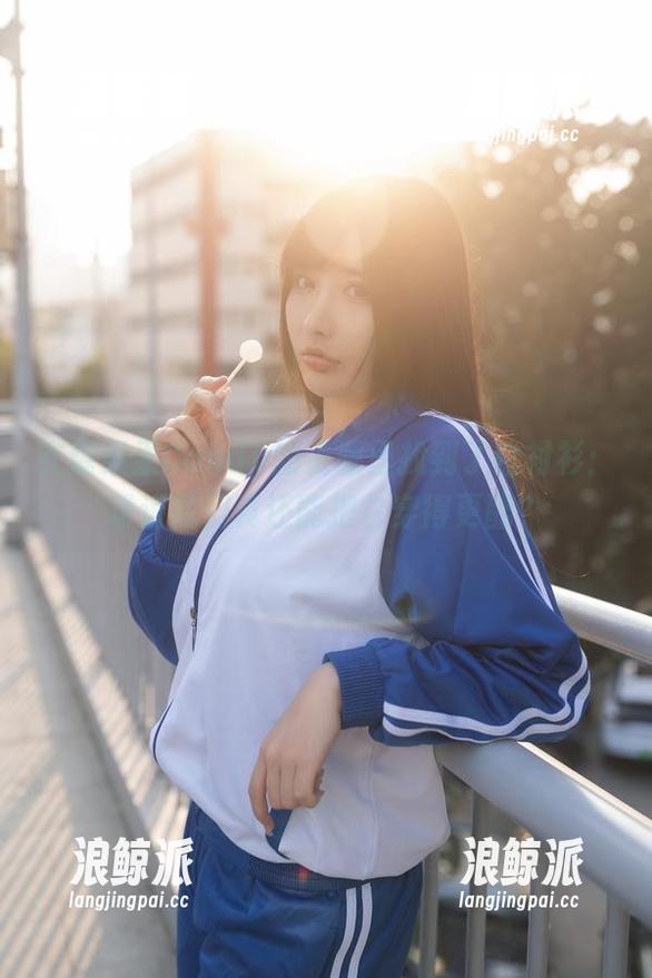 在糖果果Candy的资源里找到了白衬衫：难道我们真还能把它穿得更酷？