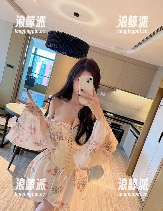 微密圈 - 滑溜溜的袜脚，脸红Dearie给道具穿个新衣，套图快递送到