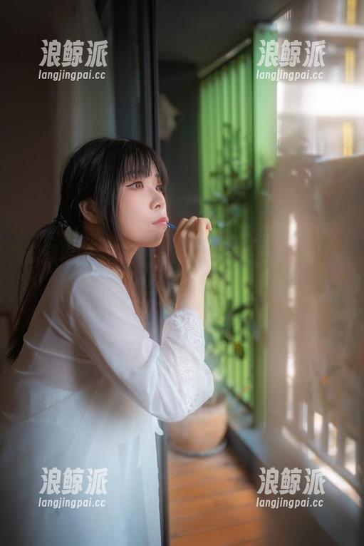 原图中的加藤惠，她的姿态像极了自闭颜球球的迷人气质，愈看愈上头。