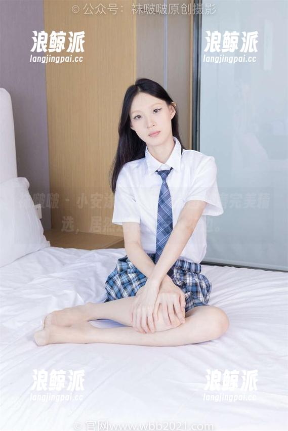 袜啵啵 - 小安涂指甲油，原图打磨完美精选，居然还带了点小花边。