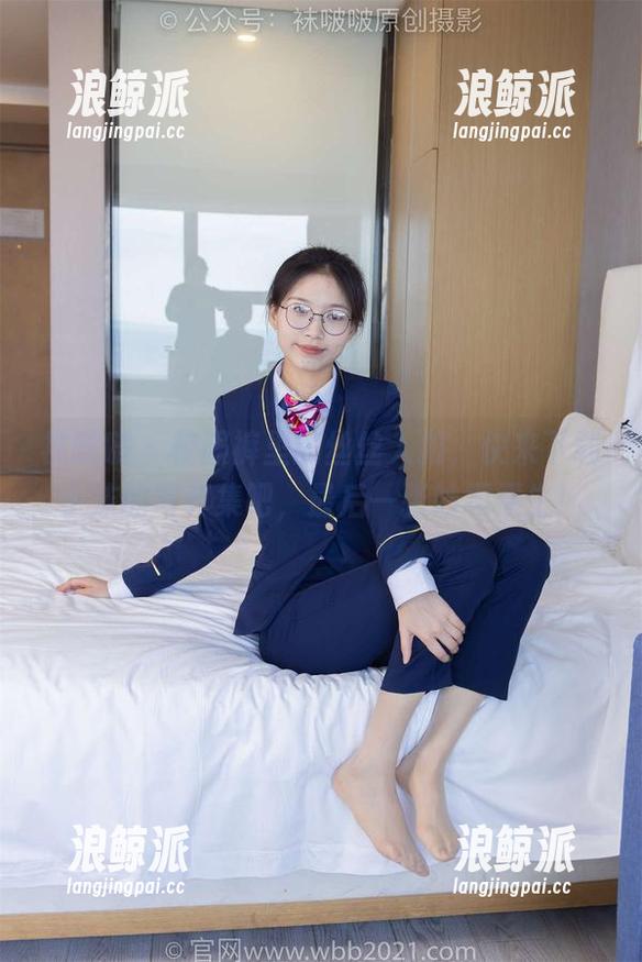 袜啵啵 - 校服裤里的丝丝入扣，快来下载小沫的写真集吧，最后一张妙趣横生！