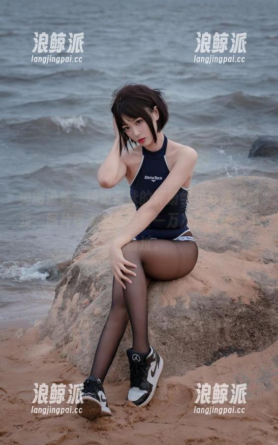 轩萧学姐 美图流转,沙滩竞泳的轩萧学姐与海浪嬉戏,照片每天都想点赞一万次!这场景不想错过。