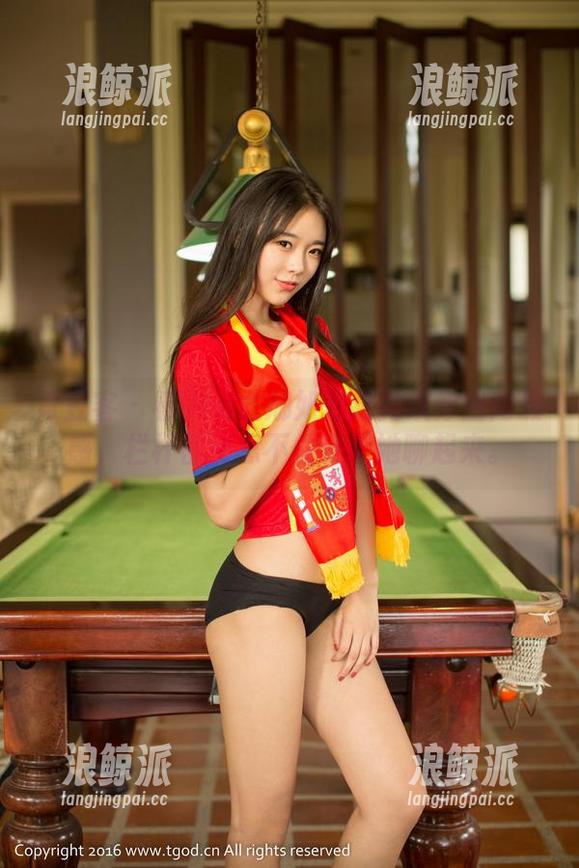 青豆客 - 看Una尤娜如何把豹纹穿出高级感，栏杆都快忍不住要跟她聊起来。