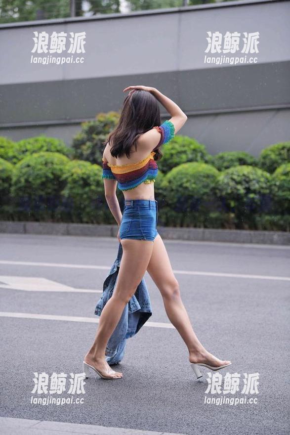 魔镜街拍 - 玲玲的私拍：孤身一人，车展不孤单