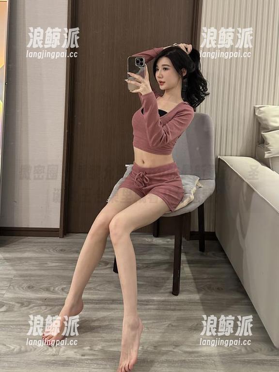 微密圈 - 看黎允熙baby的最新更新，圣诞女王合集里藏着几分魅惑？